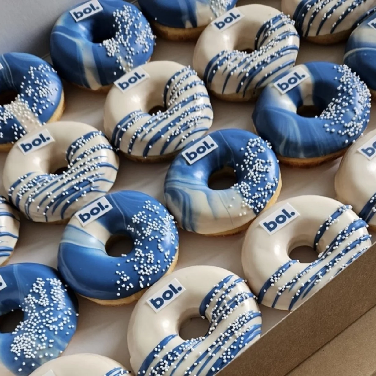 huisstijlkleuren verwerkt in donuts voor consistente branding